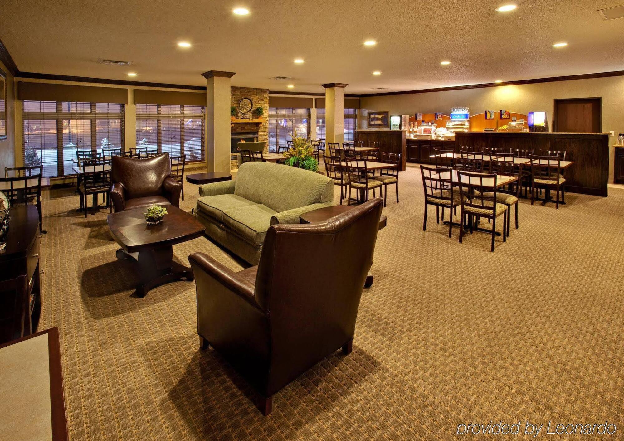 Holiday Inn Express Hotel & Suites Council Bluffs - Convention Center Area By Ihg Bagian luar foto